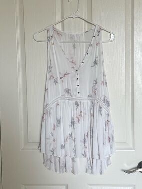 GXF Collection : Women’s White Floral V-Neck Sleeveless Blouse - Size XS